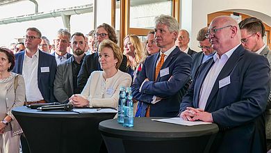 Unter den geladenen Gästen befanden sich neben Vertretern der Hochschulleitung der OTH Amberg-Weiden auch die Kooperationspartner für das TTZ